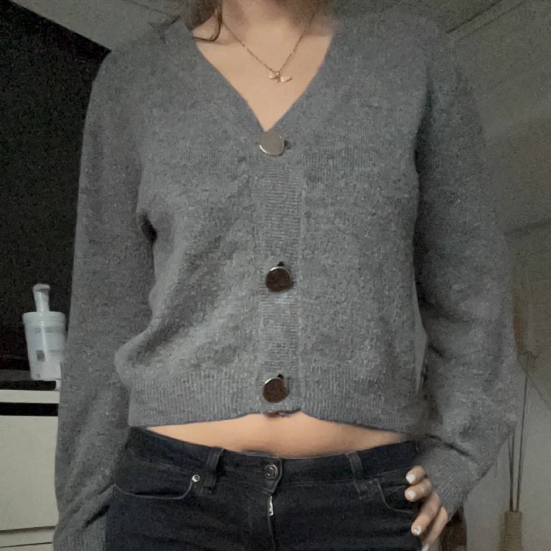 Grå kofta med knappar
