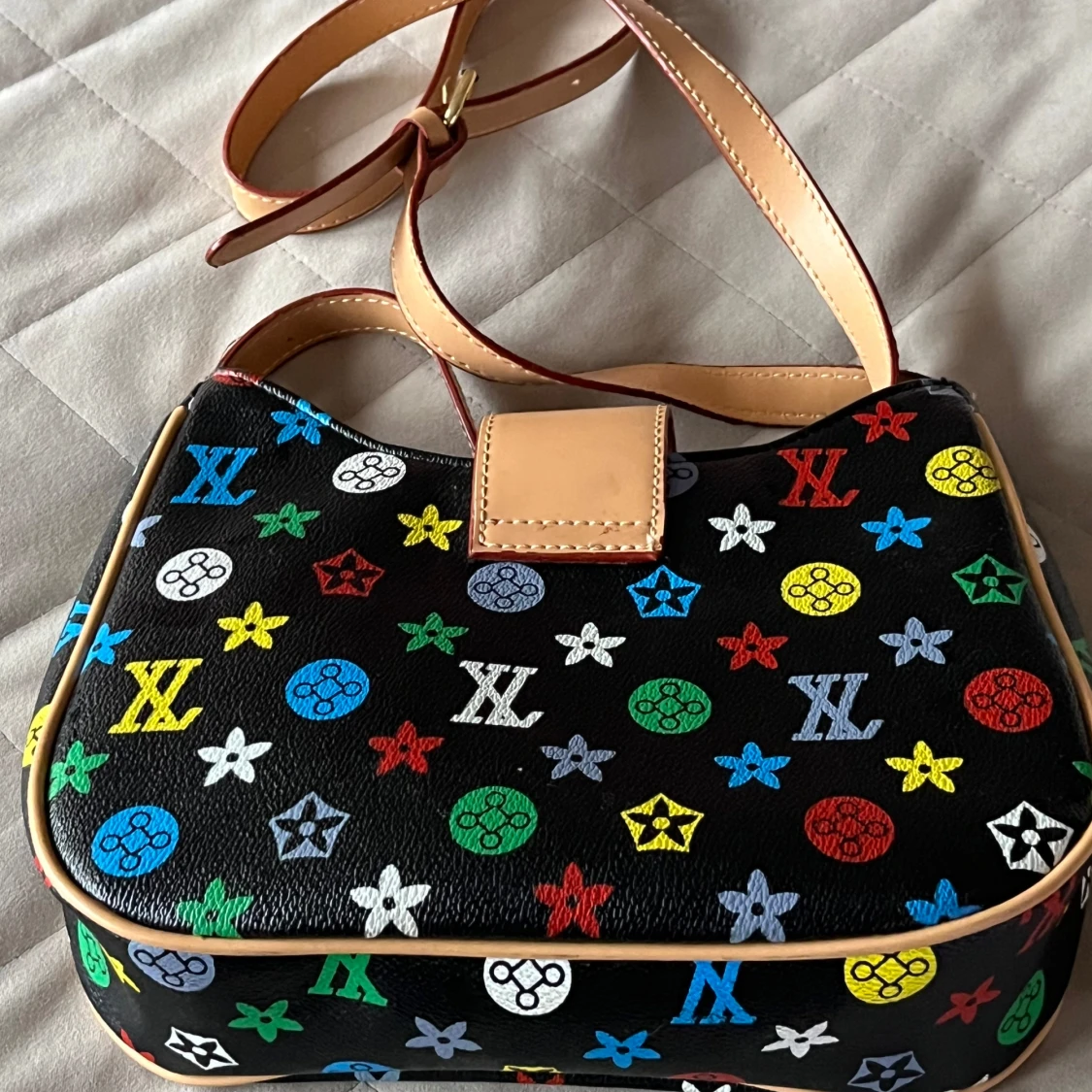 Färgglad axelväska med monogram - 92