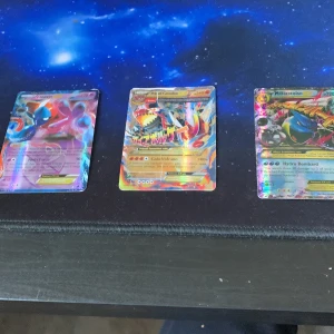 Pokémonkort Mega Blastoise EX - Säljer ett holografiskt Pokémonkort av Mega Blastoise EX med 220 HP. Kortet har en färgglad design med texten 'Hydro Bombard' och är nummer 30/145. Perfekt för samlare eller spelare som vill förstärka sin kortlek.