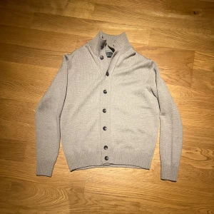 Barklay cardigan - - Beige bardello cardigan från berkeley - Skick 9/10 som ny - Og kan hittas fram - 100% äkta - Storlek M