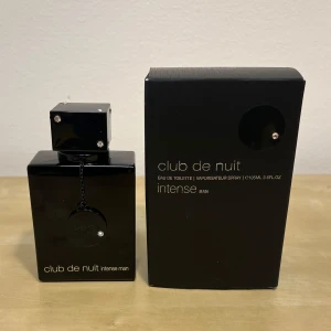 Club de Nuit Intense Man Eau de Parfum - Elegant och maskulin doft i en stilren svart flaska med silverdetaljer. Perfekt för den självsäkra mannen som vill lämna ett bestående intryck. Flaskan rymmer 105 ml och har en praktisk sprayfunktion. ((Vinter))
