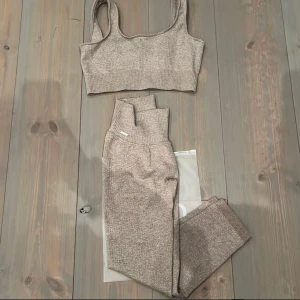 Aimn latte ribbat set XS-S - Beige ribbed set från AIM’N. Tightsen är oanvända, toppen är använd få gånger och är i nyskick. Skickas i förpackning.  Tights: XS  Top S  Kika gärna in på mina andra annonser, säljer fler träningskläder från bla aimn, Gymshark, ICIW och kan samfrakta!