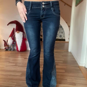 Lågmidjade jeans - Snygga mörkblå bootcut jeans med unika leopardmönstrade detaljer på benen. De är lågmidjade. 🐆💙Alla mått finns på sista bilden. (De är lite stretchiga) Skriv för frågor