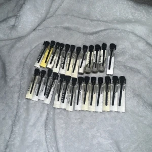 Essnce tester  - En samling av essnce tester i små glasflaskor med svarta lock. Perfekt för att testa olika dofter innan köp av fullstor flaska. 25 kr styck se bilder för att veta vilka jag har 