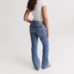 Blå bootcut jeans - Snygga blå bootcut jeans från Gina Tricot! Storlek 38, använda en gång💞Kan visa fler bilder. (Lånad bild från Gina)
