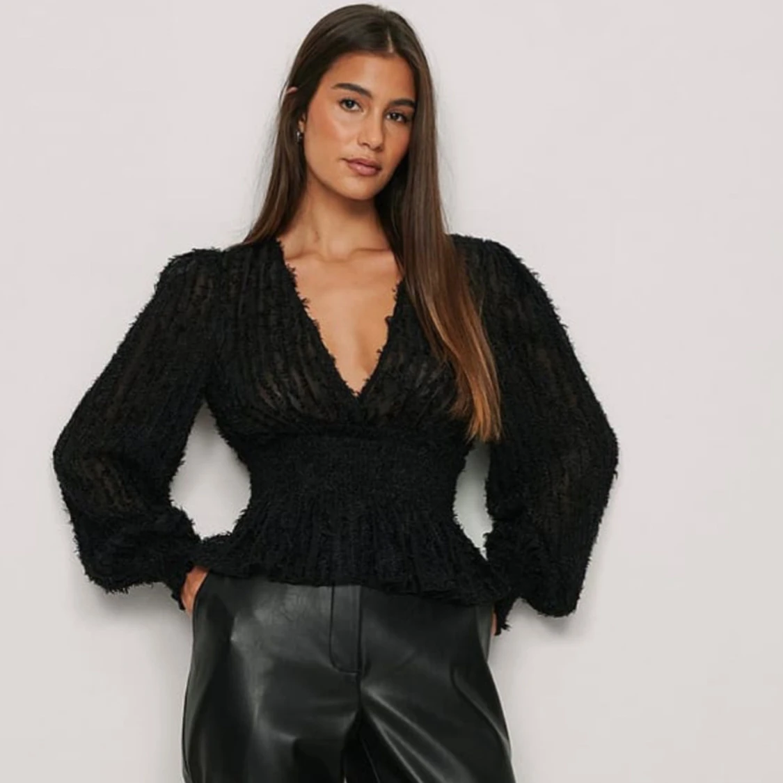 Svart blus med textur - 90