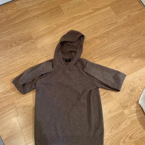 Merino Hoodie - Säljer en merinoull hoodie i märket Massimo Dutti | Extermt skön och stilig | Skick 9,5/10 | Färg brun/grå Aktig | Stolek S | Passar cirka  170-177 | Bara höra av sig vid frågor🙌