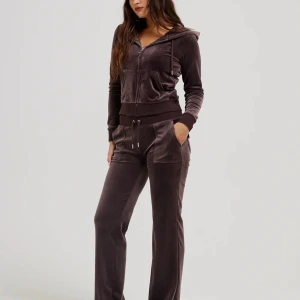  juicy couture byxor  - Bruna, sköna mjukisbyxor från juicy couture. Skitbra kvalité och skick, använda fåtal ggr, kom privat för egna bilder 💕💕inköpta på juicy couture ’s egna hemsida för fullpris. Kan tänka mig att sänka pris vid snabb affär! 