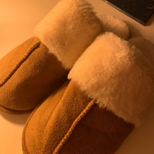 Mysiga tofflor - Jöttebra skick och perfekta för vintern! Storlek 39-40 men passar även mindre så skulle säga allt från 37-40❤️
