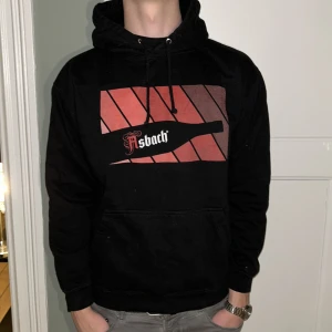 Svart hoodie med tryck - Säljer denna tvär feta hoodie med tryck som är i storlek M men sitter mer som S. Modellen på bilden är va 180 cm lång och väger 67 kg. Om ni är de minsta intresserade så tveka inte på att kontakta mig🙌