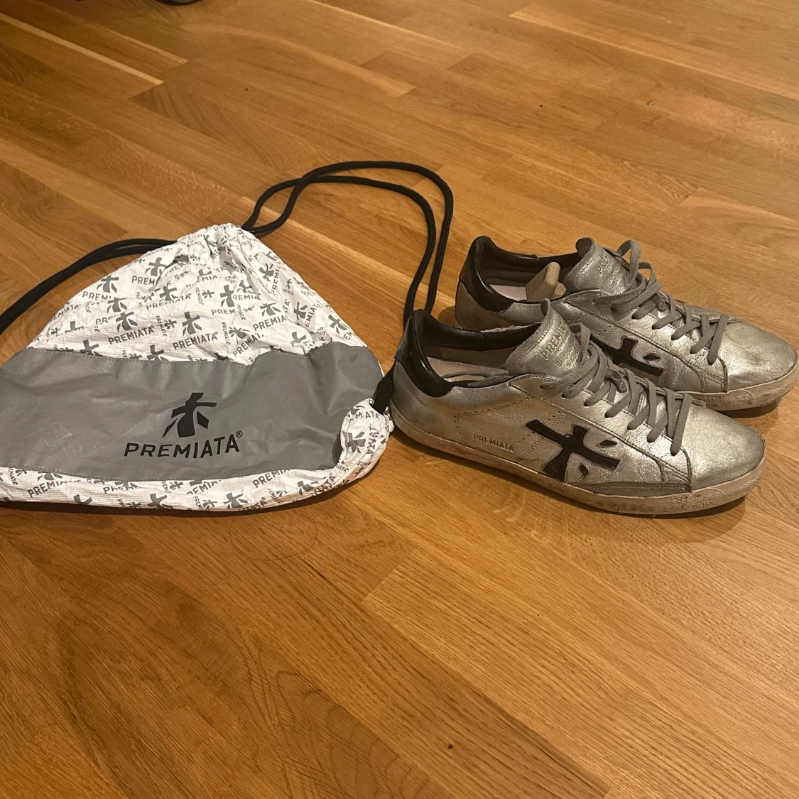 Silvriga sneakers från Premiata - 90