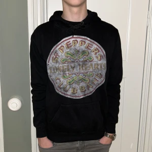 The Beatles hoodie  - Unik the beatles hoodie med tryck i str M. Modellen på bilden är ca 180 lång och väger 67 kg så tveka inte på att kontakta mig vid minsta fundering🙌