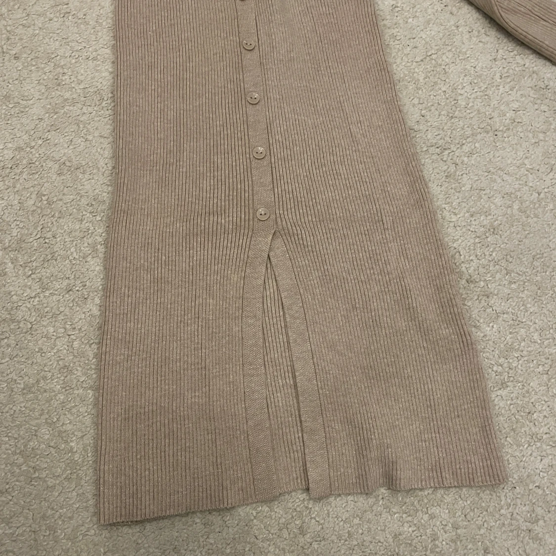 Beige ribbad/stickad klänning från New Look - 91