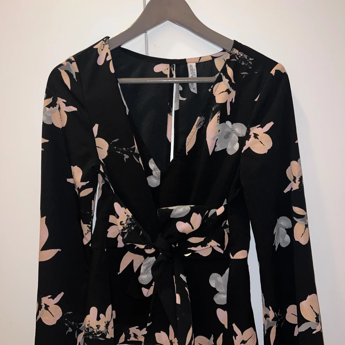 Blommig klänning med knytband