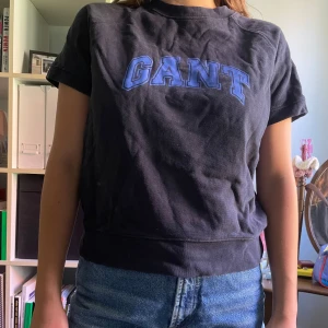 T-shirt gant  - T-shirt från Gant i tjockt material. Köpt secondhand men bra skick!