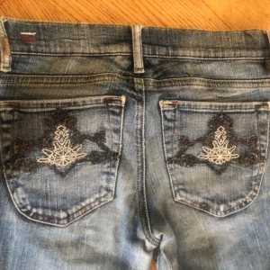 Coola diesel jeans - Jeans från diesel med coola detaljer. W 26, L 32. Dem är raka i benen. Bra skick, säljer pga att dem är för små.