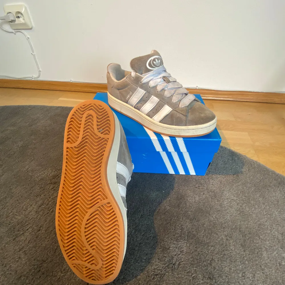 Säljer ett par snygga gråa Adidas campus sneakers i mocka. 🙌Skorna är i bra skick och kommer i originalkartong. Perfekta för vardagsbruk och ger en stilren look. För mer info hör gärna av dig 🤙🏼. Skor.