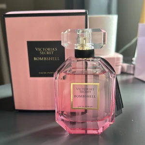 Victoria’s secret bombshell parfym - Doftar jättegott av lila passionsfrukt, shangri-la pion och vanilj orkidé. Nyskick och köpt för 1200 kr💕💕