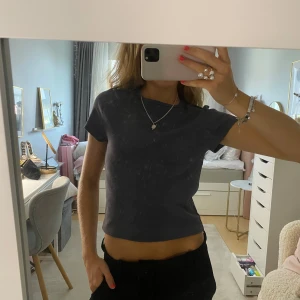 Grå t-shirt - Ribbad grå t-shirt