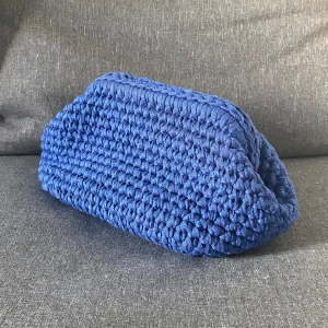Mörkblå clutch - Handvirkad clutch i återvunnet bomull, innermått ca 22x17cm! Finns fler färger bland mina andra annonser! (Endast denna med tyg på insidan)