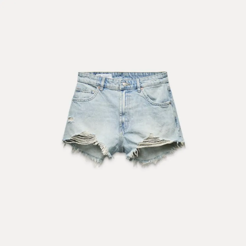 Jättefint skick knappt använda, passar jätte bra nu på sommarn och passar med ungefär allt💞💞 original pris 329. Shorts.