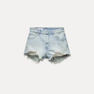 Jeansshorts Från Zara - Jättefint skick knappt använda, passar jätte bra nu på sommarn och passar med ungefär allt💞💞 original pris 329