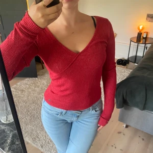 Tröja - Långärmad topp i så snygg röd😍