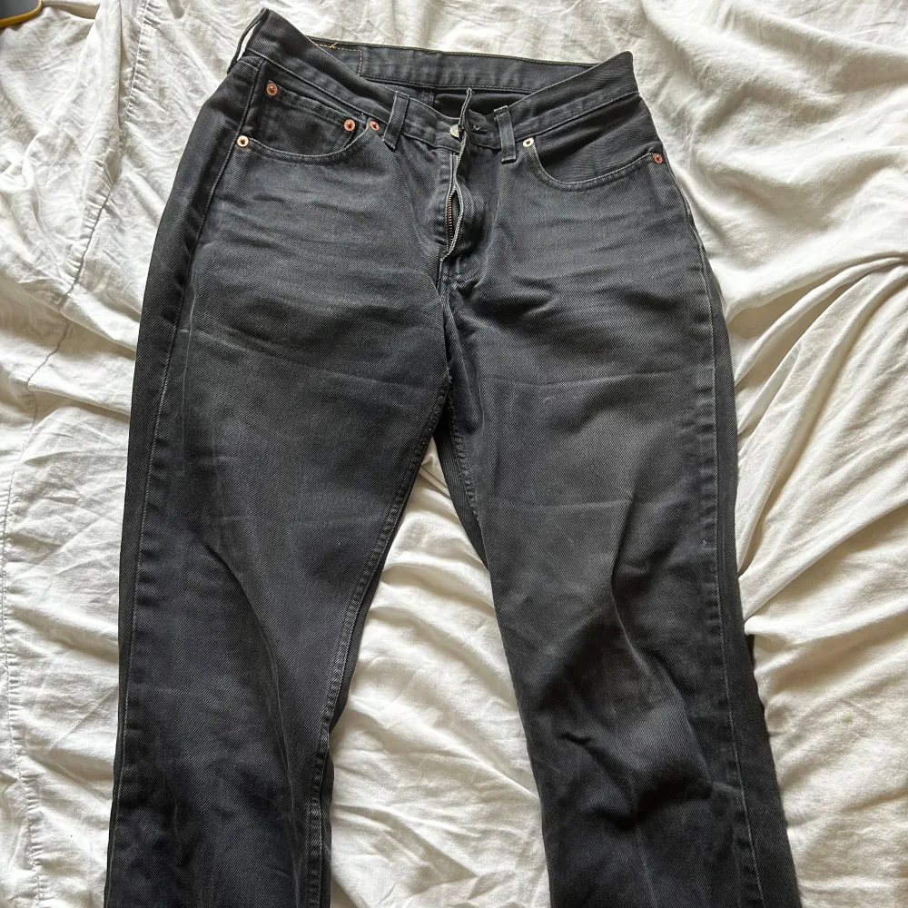 Säljer ett par snygga svarta Levi's jeans. De är i bra skick och har den klassiska Levi's-lappen på baksidan. . Jeans & Byxor.