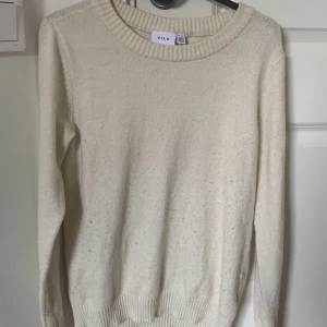 Beige stickad tröja💕 - Säljer nu denna beiga villa tröjan i strl XS för 259kr+frakt nypris 329kr. Den är använd några gånger men har inga defekter men är lite knottrig. Pris kan diskuteras💗💗