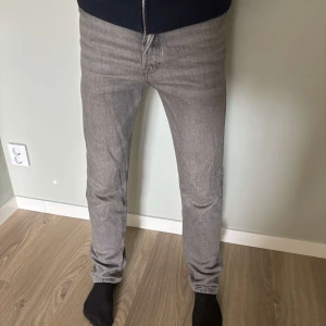 Jeans - Säljer nu mina sköna jeans som är ifrån jack and jones, dom är i modellen Relaxed/Chris och storleken 28:32. Skriv om du vill ha mer bilder😊