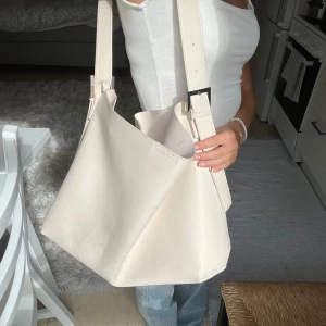 Väska - Så fin beige väska från Bikbok. Den är inte speciellt använd men tyvärr blivit lite smutsig som säkert går att tvätta, men därför priset. Är dock inget man tänker på om man inte kollar noga🤍