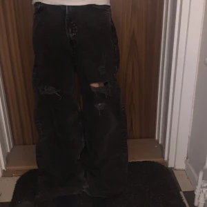 Baggy riped jeans  - Baggy jeans som är ”trasiga” vid båda knäna. Används inte längre. Pris kan diskuteras 💯