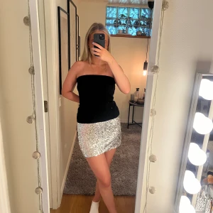 Glitter kjol - Säljer denna glitter kjol från design by si! Den är silvrig glittrig! Använd en gång!  Stretchig!