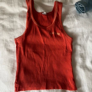 Topp - Nästintill oanvänt topp! I nytt skick. Den är mer röd/orange!  Hör av er vid frågor eller för fler bilder ❤️