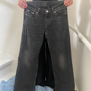 Weekday jeans - Weekdays arrow low jeans i storlek W25L32. Så fina!