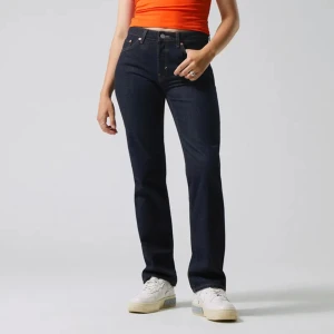 Weekday jeans - marinblå jeans från weekday i modellen pin mid. storlek 24/32