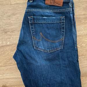 Säljer ett par lågmidjade LTB jeans helt nya jätte fina 