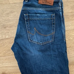 lågmidjade Jeans LTB  - Säljer ett par lågmidjade LTB jeans helt nya jätte fina 