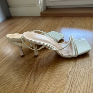 Klackskor - Klackskor / sandaletter men resårband i hälen. Aldrig använda 