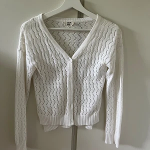 Söt stickad kofta - Vit hålstickad kofta, gott skick!