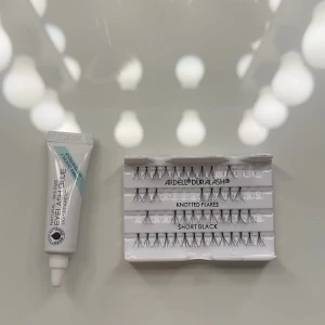Lösögonfransar och lim - Säljer Ardell duralash individual knotted flare, Ardell lash tite adhesive clear och Depend perfect eye eyelash gule natural🤍 Några fransar har används som visas på bilden, limmet har jag dock bara testat en gång!