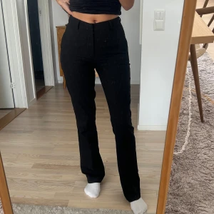 Högmidjade kostymbyxor BIKBOK  - Ett par högmidjade kostymbyxor från bikbok i storlek 34.  Använda en hel del, men skulle trotts allt säga att dom inte ser så använda ut. Bara ett be om mer bilder om du skulle vara så. 