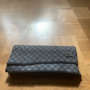 Louis Vuitton sjal  - Bra skick inget är fel med den och så är den inte sönder. Jag har aldrig använt den för den passar inte på mig.