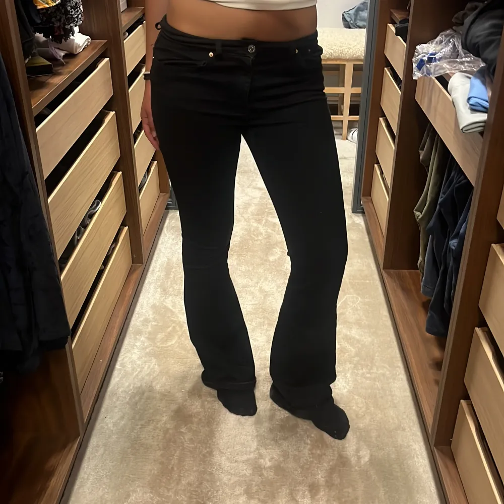 Säljer ett par svarta bootcut jeans i bra skick. De är lågmidjade och har vanliga fickor där bak. Jag säljer de här för de inte kommer till användning längre. Priset kan diskuteras ❤️. Jeans & Byxor.