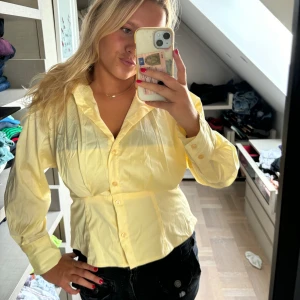 Fin gul blus  - Oanvänd gul blus jättefin till sommar eller tjejmiddag! Passar S-M