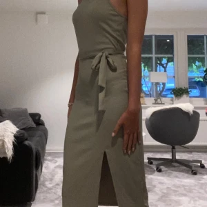 Bubbleroom klänning - Superfin klänning ifrån Bubbleroom.Köpt för ett par år sedan men endast använd ett par gånger.Superfin men jag använder inte den så mycket och vill inte bara att den ska hänga.Köpt för kanske 500-600 kr.Storlek M men skulle säga att den passa S också