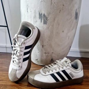 Adidas Sneakers Vita Storlek 38 - Bra skick 🤗
