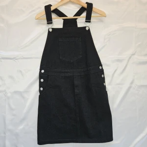 Svart hängselkjöl / denim overalls dress - Nyskick, storlek S/M. Köpte för flera år sedan men aldrig använd. Bra kvalitet.