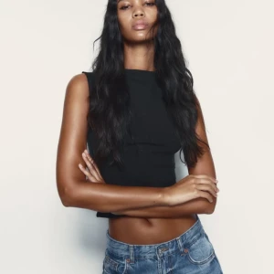 Svart topp - En kort svart topp från zara. Aldrig använd bara testat den på, lappen sitter dock inte kvar. 