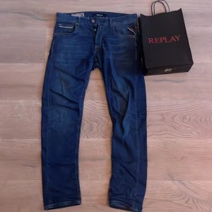 Replay jeans - Säljer dessa replay jeans | | ny pris ligger på 1499kr mitt pris 700kr | skick 9/10 | pris kan sänkas vid snabbaffär | hör av er för frågor!
